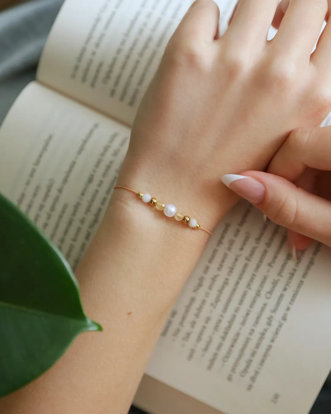 2. Bransoletka Dziękujemy Nauczyciel na ręce.webp