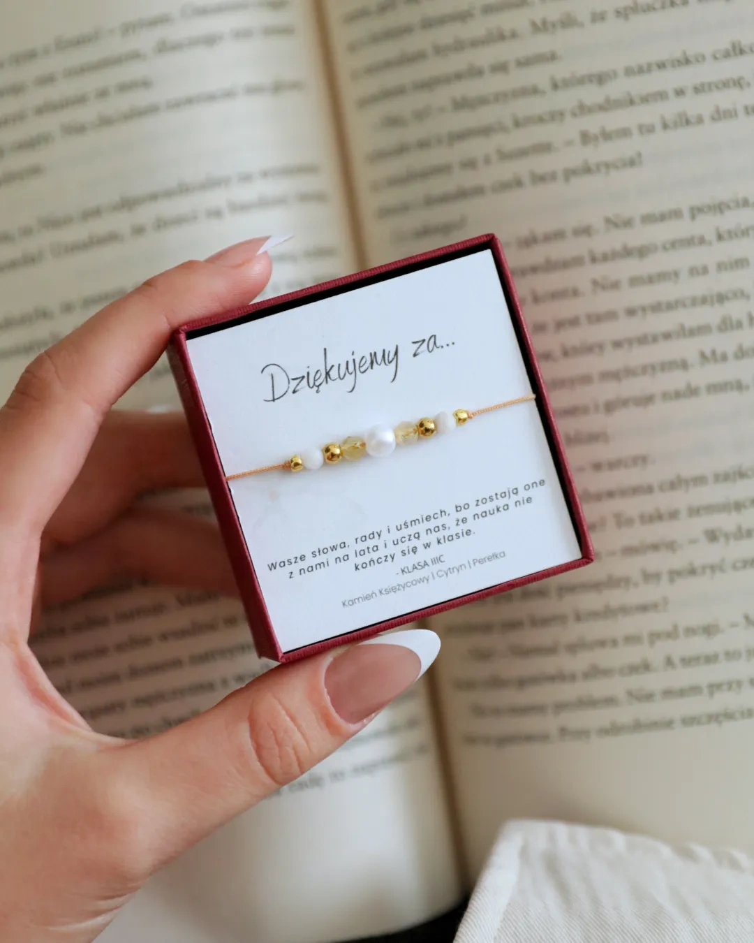 2. Bransoletka Dziękujemy Nauczyciel w ręce.webp